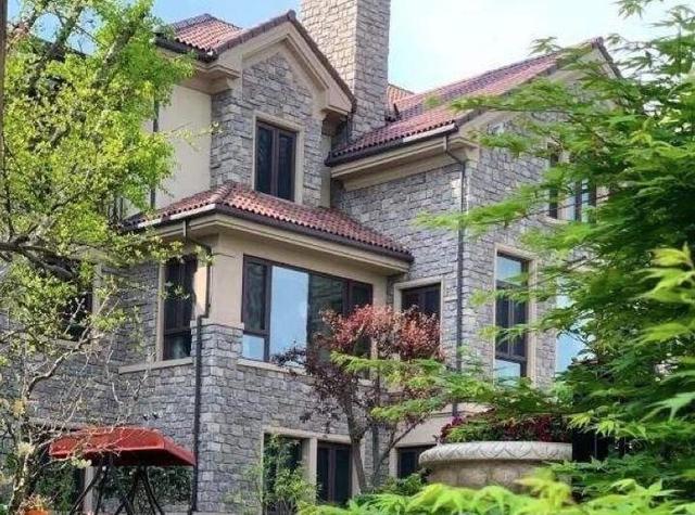 56岁范明：娶了大他6岁的女总裁，其豪宅犹如城堡一般，令人羡慕