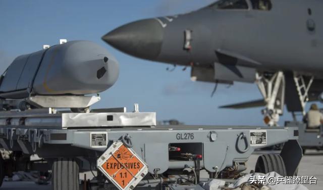 美军轰炸机借道苏拉威西海进入南海：南北夹击辽宁舰战术首次曝光