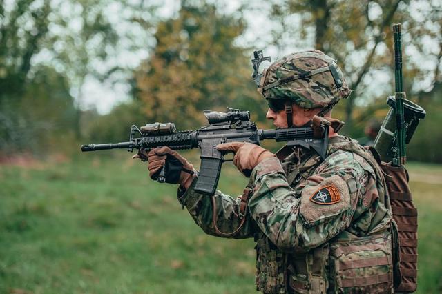 418万人已确诊！美英无视疫情失控，出动精锐部