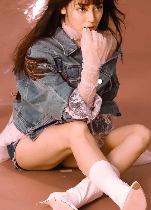 热巴为秀大长腿，坐着时忘记自己穿的是短裤，