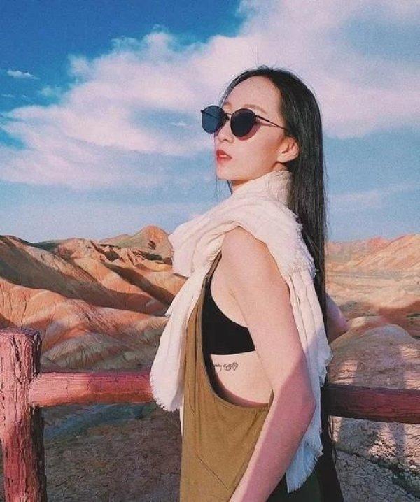 61岁杨丽萍爱徒晒近况，与同性恋人婚后度蜜月，