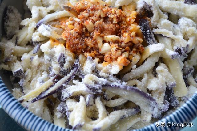 1个茄子，1小碗面粉，上锅一蒸，当饭又当菜，和