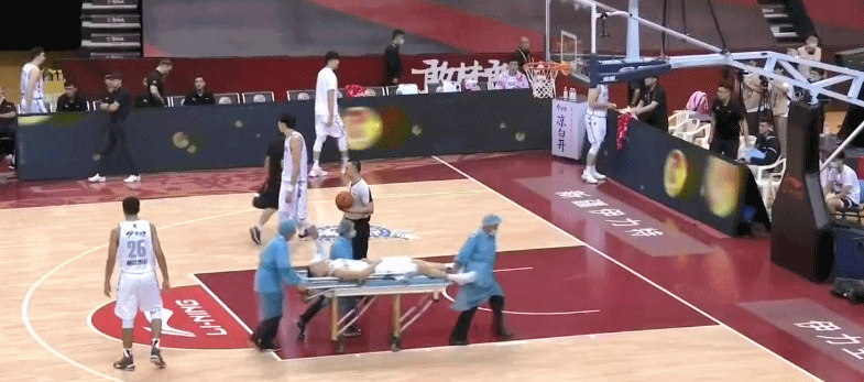 违体|郭艾伦违体犯规 新疆悍将重摔在地疑似伤到腰部被担架抬出场