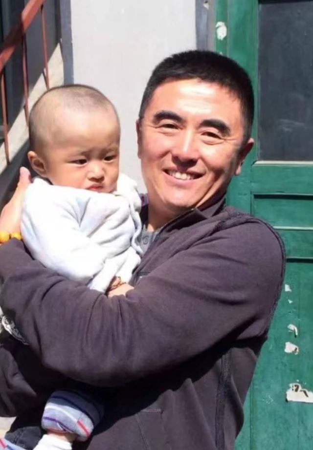 5个月大的男婴摔伤，父母无法承担医药费，双双在医院跳楼自杀，好心人愿捐助孩子18年，已汇款16万