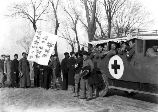 1933年，长城保卫战爆发，清华大学抗日救国会修路队