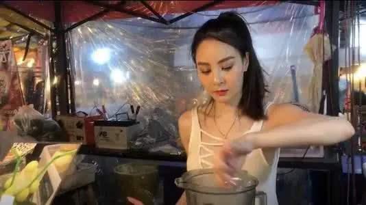 中国游客到泰国旅游，看到“水果西施”真容，直呼：被网红主播骗