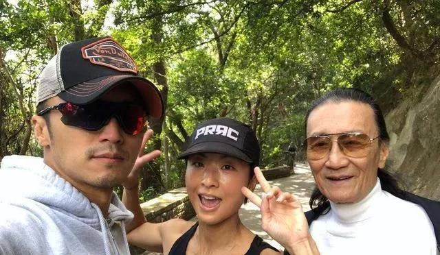 被传与女友复合后，83岁谢贤又传来喜讯，儿子谢霆锋都可望不可及