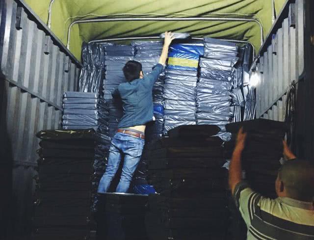 打工妹直播卖货，一天上千人观看，实际成交量以为看错了