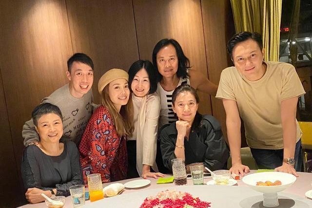 被质疑为圈钱假爱国？网友问是否认识简体字，袁咏仪：我是中国人