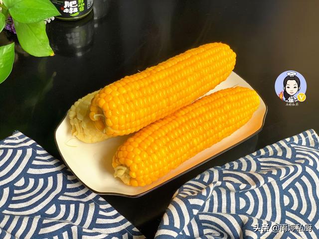 煮玉米，切记别只会用清水直接煮，多加1勺“它”玉米香甜又软糯