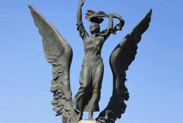 17岁女孩上山劝日军投降，却被强行挟入山洞，战