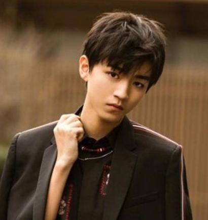 王俊凯女助理突然“走红”，明明只帮忙送饭，颜值碾压大多数网红