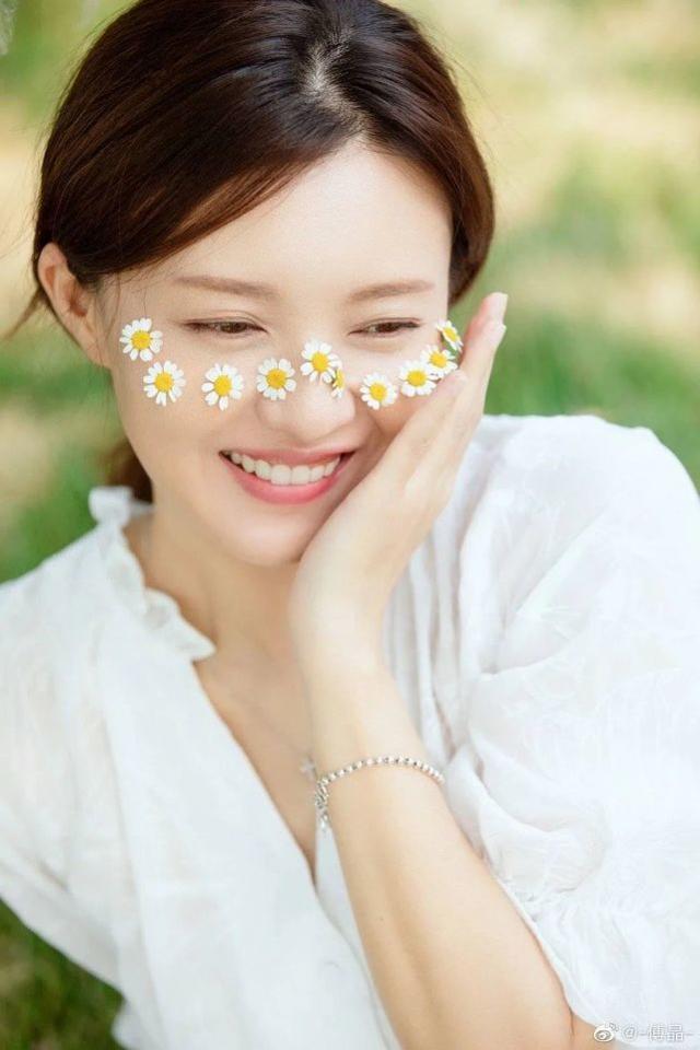 真不老美魔女！50岁看着像20，怪不得能嫁小12岁老公！