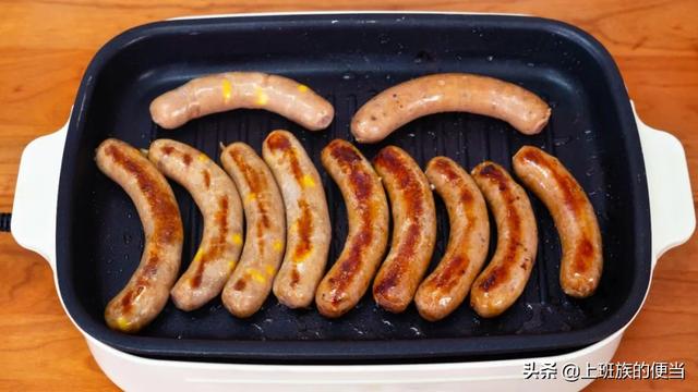 烤肠别再买着吃，3斤肉做40根，吃着太过瘾了
