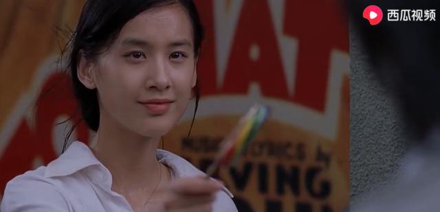 黄圣依还原“社会人站姿”，单手揣兜变表情包