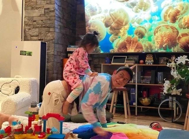 陈冠希晒女儿萌照，Alaia披头散发，紧抱玩偶面露开心笑容