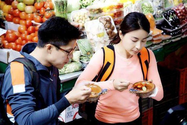 郭晶晶为啥也去送别何鸿燊，若没何鸿燊，郭晶晶就不会嫁入霍家