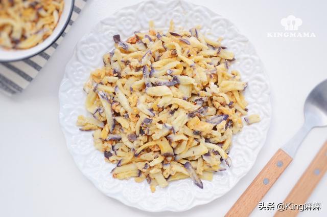 1个茄子，1小碗面粉，上锅一蒸，当饭又当菜，和