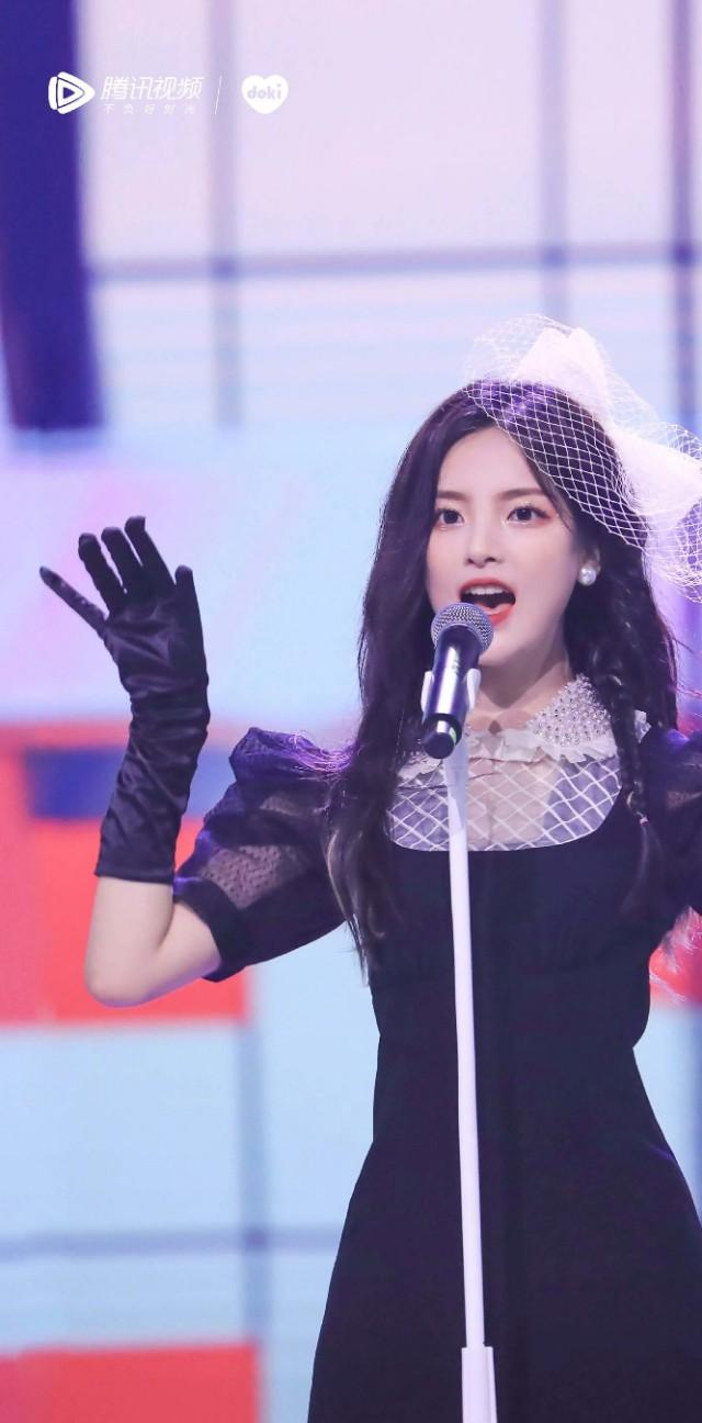 杨超越：本想成为赵丽颖低配版，却活成了职场