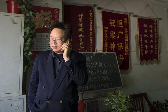 清华毕业生辞掉外企工作，回乡尽孝当保安，2