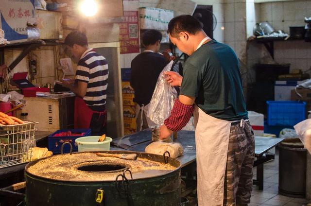 “餐饮是个勤行，挣的都是辛苦钱，不松劲才能挺过去！”