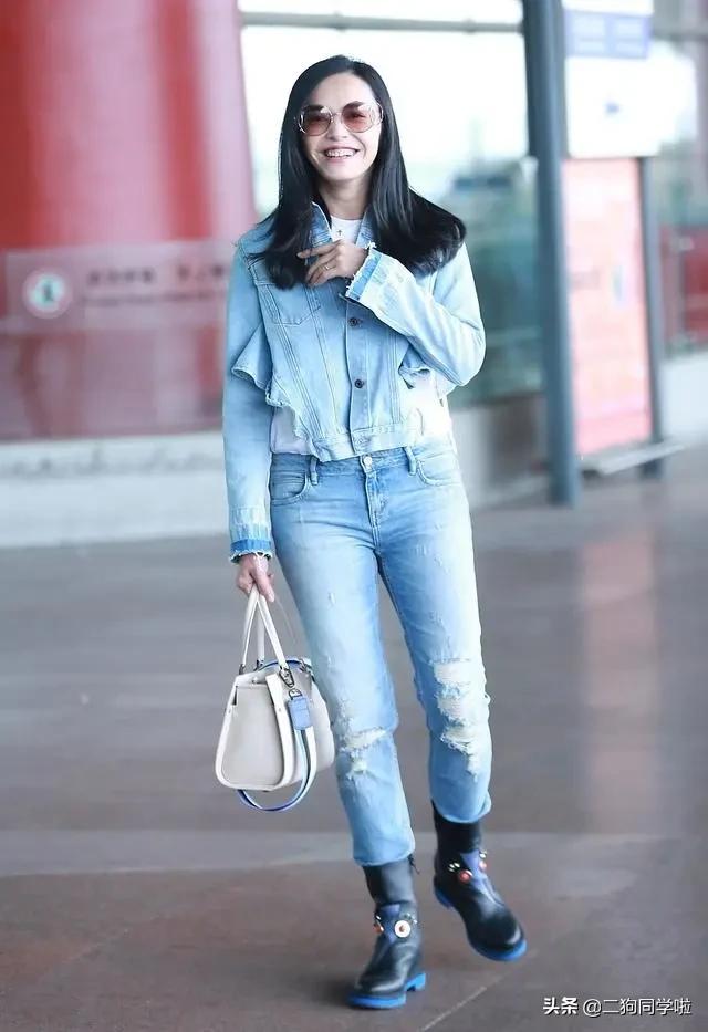 姚晨携老公穿情侣装走机场，穿“肚兜”牛仔踩