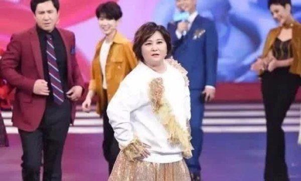 贾玲18岁的时候美得像一朵花，如今又长胖，女神