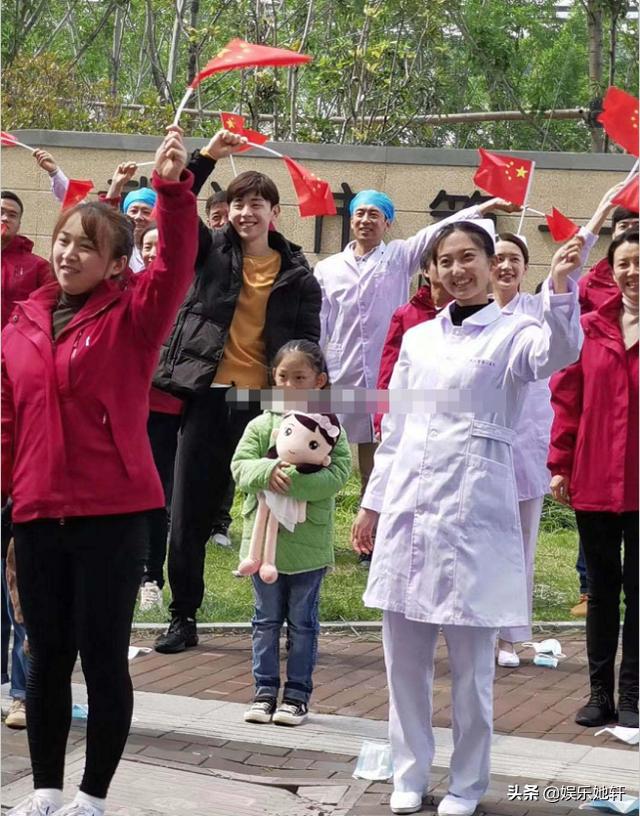 邓伦被爆新剧路透，身穿防护服全素颜出镜，一看女主：合作四次了