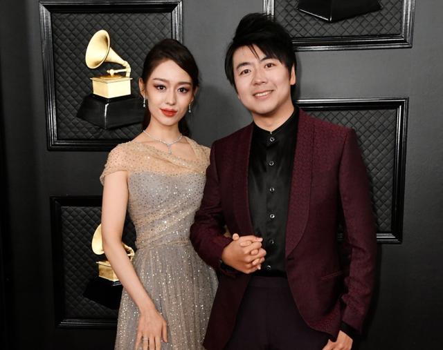 频繁接综艺，如今又在简陋的露天场合弹琴，郎朗吉娜是缺钱了？