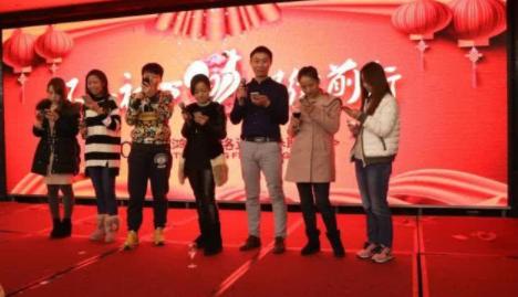 工厂老板花5万办年会，中奖员工正高兴，发完工