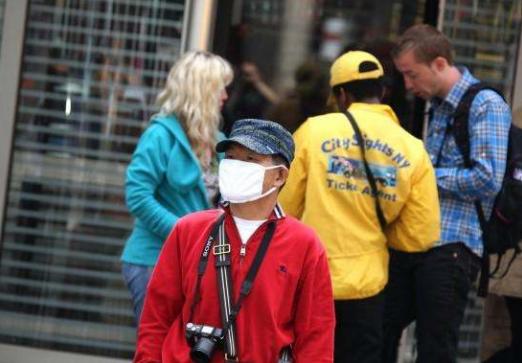 特朗普大型双标现场，要白宫人员全部戴口罩，