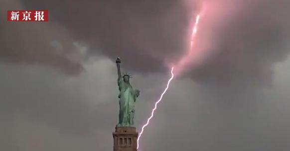 纽约自由女神像连遭闪电劈中，黑云压城宛如末日