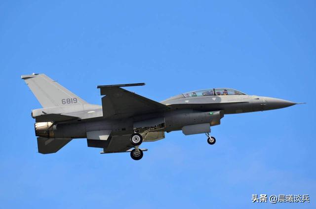 美媒夸赞歼10C：性能优异，F16V各方面都无法超越