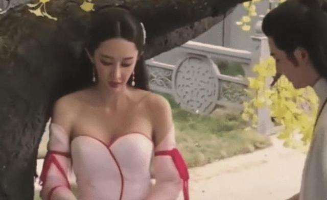 成爛片女王后的她，出名整容失敗還耍大牌，如今拍啥戲都翻不了身
