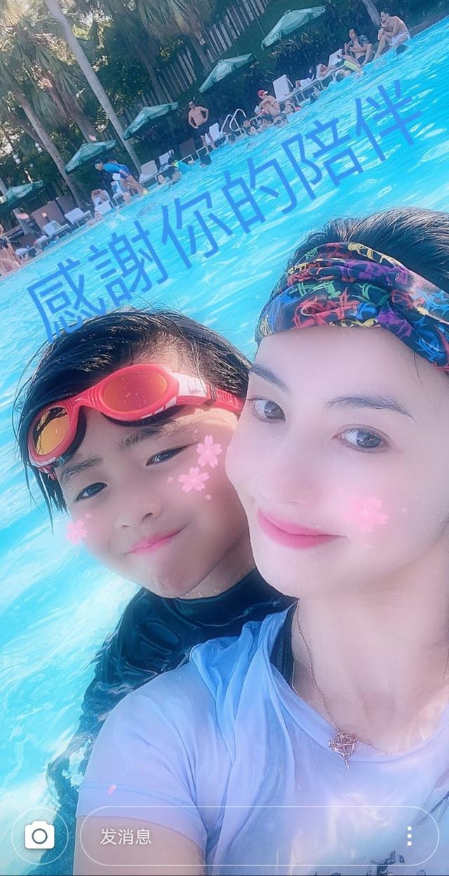 张柏芝陪儿子小Q游泳，并感慨陪伴是最好的爱，母子同框感情深厚