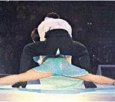 明星演唱会上的尴尬时刻，话筒拿反、裤子开裆