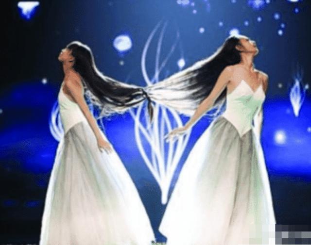 杨丽萍和男徒弟跳舞投入太深，当镜头被拉近后