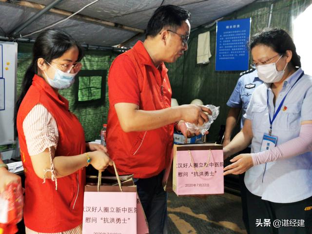 武汉好人圈志愿服务协会慰问「武汉抗洪勇士」，沿江堤闸口送温暖