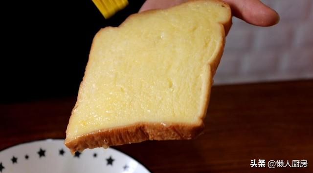 家里香蕉太多，吃不完怎么办？配上面包片做成早餐，家人都说好吃