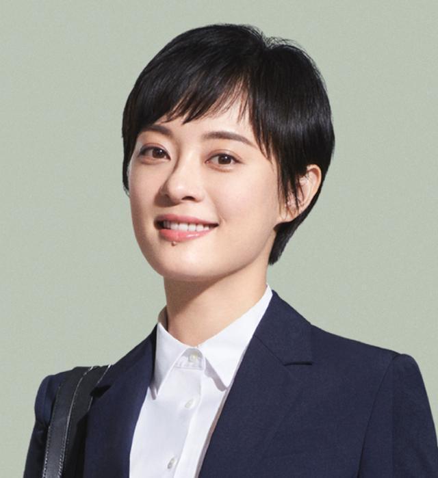 孙俪罕带儿女出席活动！搂怀里防跟拍显霸气，等等身高到妈妈肩膀