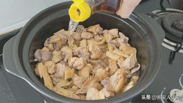 客家人吃鸡很有一套，不煎不炸加1斤花甲，出锅3斤鸡肉带汁吃光光