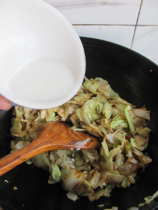 教你做“鱼香包菜”，比饭店的还好吃，配上大米饭大口吃，真香