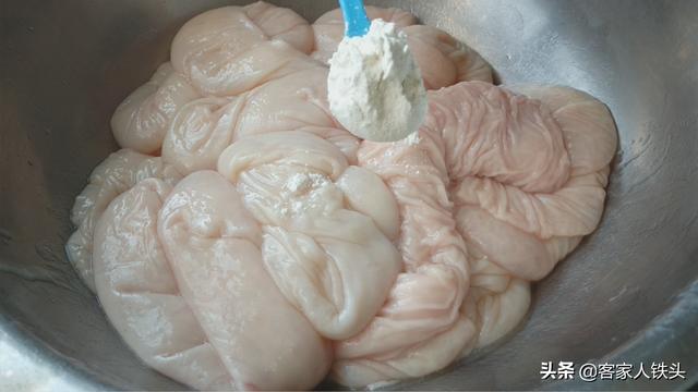 客家人炒猪大肠从不直接下锅炒，想要开胃好吃，这一步一定不能省