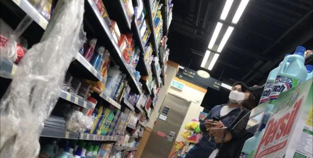 霍启刚过生日仅一个小蛋糕，陪郭晶晶逛日用店