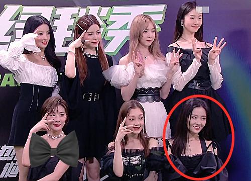 《创》三代团大合影，硬糖少女都一样，王艺瑾却只顾自己淑女