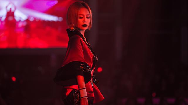身材|48岁宁静身材被赞 背心加牛仔秀出女王范
