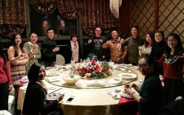 同学聚会上，同学个个都拿豪车钥匙谈百万生意