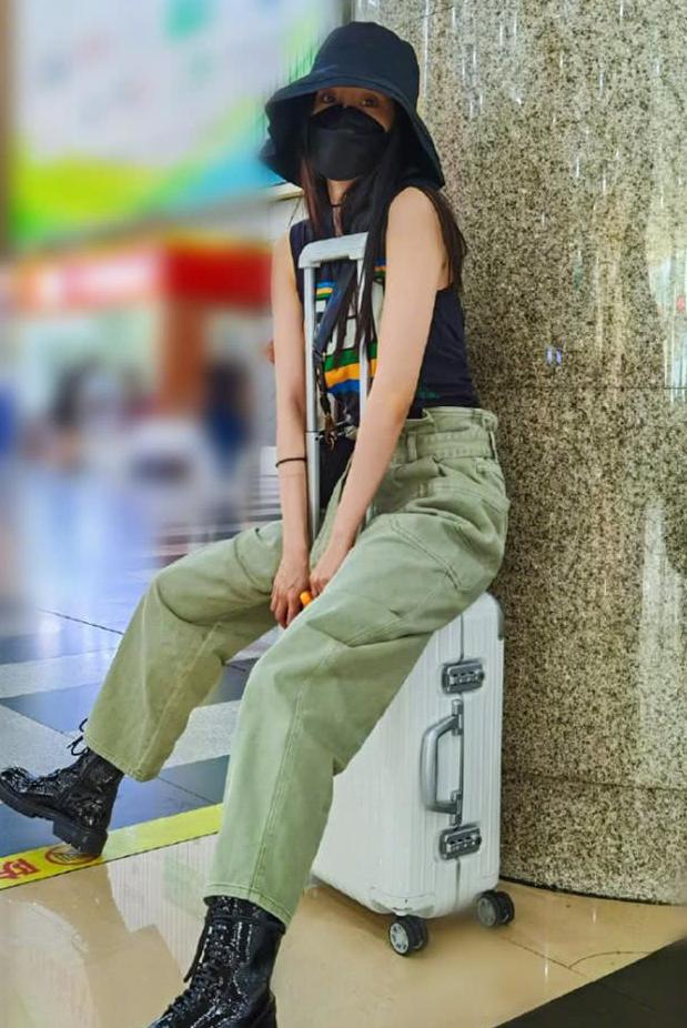 杨幂素颜照被指显老，父亲晒出她多张美照回怼