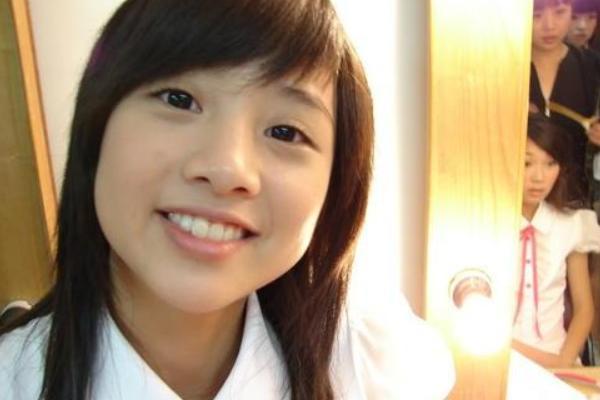 曾被亲妈打到住院，出道15年被当提款机，今31岁却被何炅宠成公主