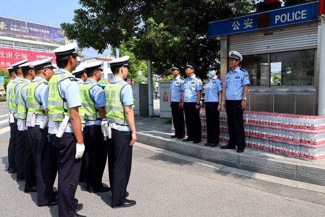 遂平县公安局领导看望慰问一线执勤交警